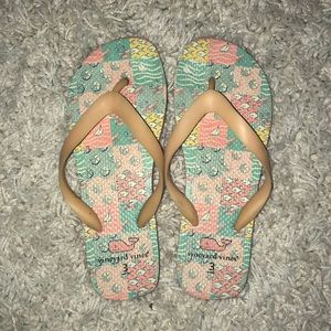 Vineyard Vines girls flip flops